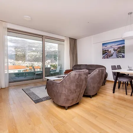 Lora In Apartment *